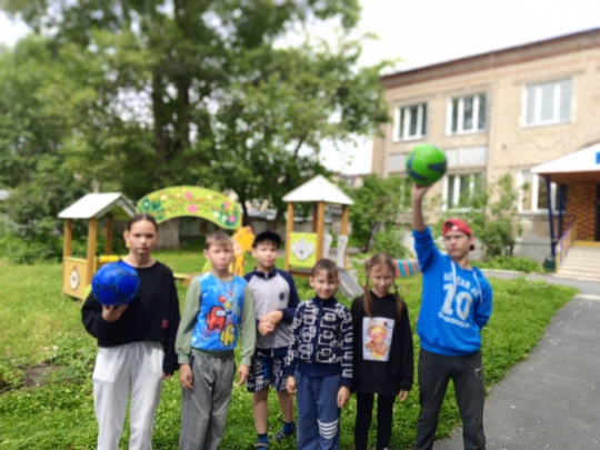 Мой весёлый, звонкий мяч, Ты куда пустился вскачь? Красный, жёлтый, голубой… Не угнаться за…